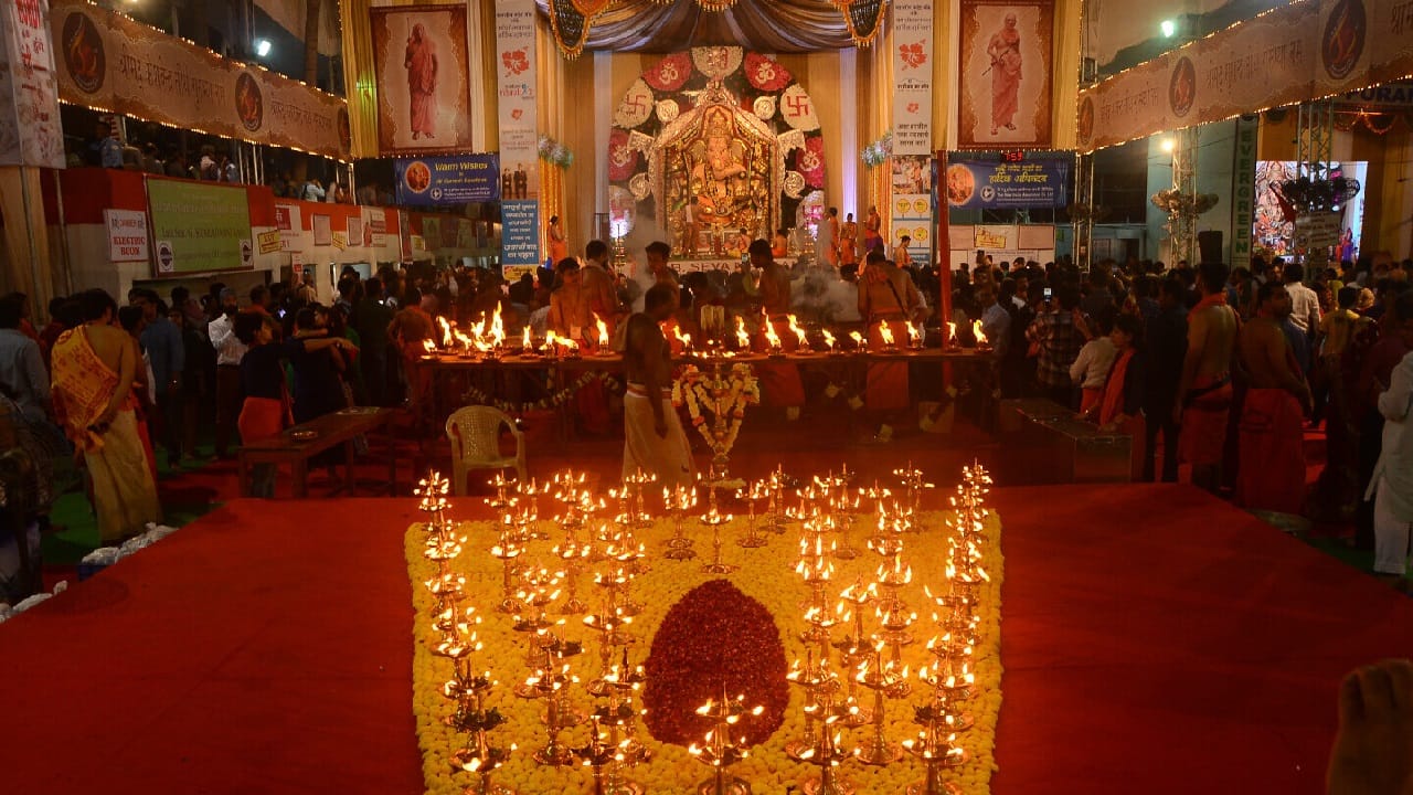 ‘नवसाला पावणारा सुवर्ण गणपती’ म्हणून जीएसबीच्या बाप्पाची विशेष ओळख आहे. बाप्पाच्या दर्शनासाठी दरवर्षी लाखो भाविकांची गर्दी होत असते. 