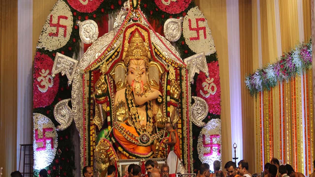 मुंबईच्या वडाळा येथील जीएसबी सार्वजनिक गणेशोत्सव समितीकडून यंदा ७२ वा गणेशोत्सव साजरा होतोय, भक्तांची मोठी रांग लागलीये….