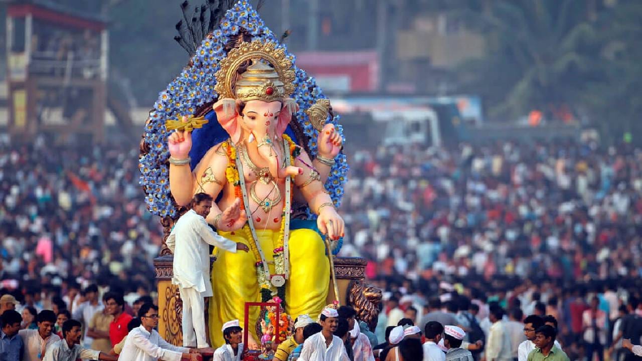 याच कारणामुळे गणेश चतुर्थीच्या दिवशी चंद्रदर्शन न करण्याची परंपरा रूढ झाली. पद्म पुराण आणि स्कंद पुराणातही या श्रद्धेचा उल्लेख असल्याचं सांगितलं जातं. गणेश चतुर्थीच्या दिवशी नकळत चंद्र दिसला तर घाबरण्याची गरज नाही, असं धार्मिक परंपरेत मानलं जातं. अशावेळी काही उपाय केले जातात. 

