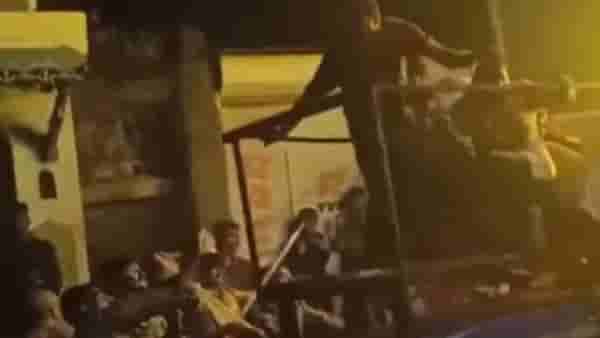 Ganesh Visarjan 2026 : गणेश विसर्जन मिरवणुकीत मोठा राडा, पोलिसांच्या लाठीचार्जमुळे कार्यकर्त्याचा मृत्यू का? भगवे ध्वज हिसकावले