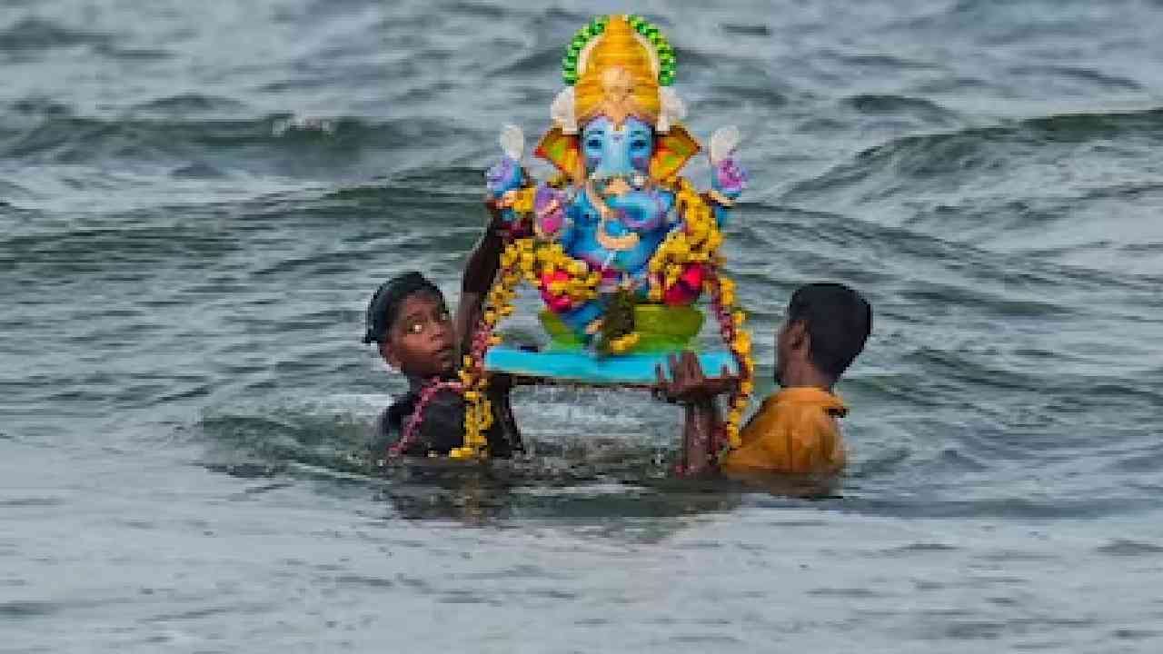 Ganesh Visarjan 2026 : गणेश विसर्जनावर पंचकाचे सावट; पंचक काळात गणपती विसर्जन करता येतं का? Ganesh Visarjan 2026 : गणेश विसर्जनावर पंचकाचे सावट; पंचक काळात गणपती विसर्जन करता येतं का?