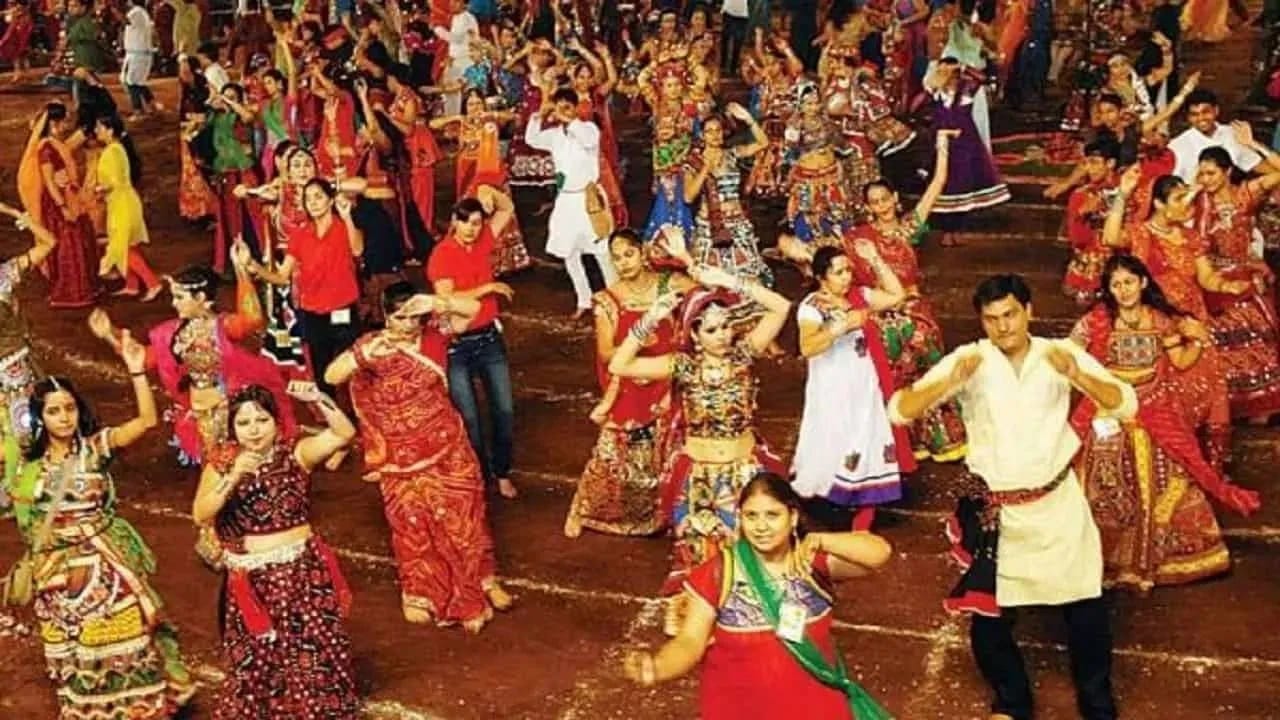 दांडीया क्वीन फाल्गुनी पाठकच्या दांडियात मुस्लिमांना बंदी, भाजप आमदाराची कठोर भूमिका दांडीया क्वीन फाल्गुनी पाठकच्या दांडियात मुस्लिमांना बंदी, भाजप आमदाराची कठोर भूमिका