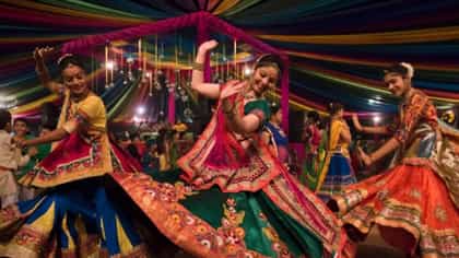 महाराष्ट्रात खळबळ! गरब्यासाठी मुलींची भाडेतत्त्वावर बोली? प्रकरण काय?.