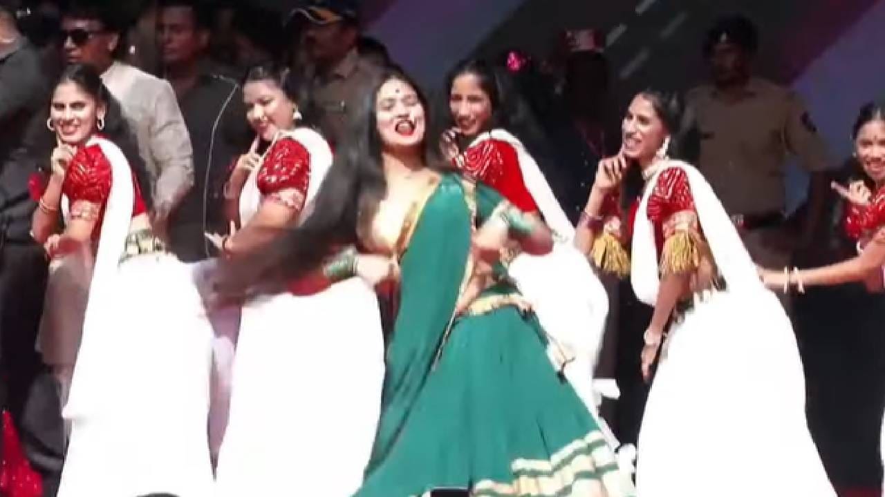 दहीहंडीच्या निमित्ताने विविध ठिकाणी सांस्कृतिक कार्यक्रमांसोबतच मनोरंजनाचेही खास आयोजन करण्यात आलं. सेलिब्रिटींच्या उपस्थितीमुळे या उत्सवाची रंगत आणखी वाढली आहे. घाटकोपरमध्ये राम कदम यांच्या वतीने आयोजित करण्यात आलेल्या दहीहंडी उत्सवात प्रसिद्ध नृत्यांगना गौतमी पाटीलने विशेष उपस्थिती लावली.