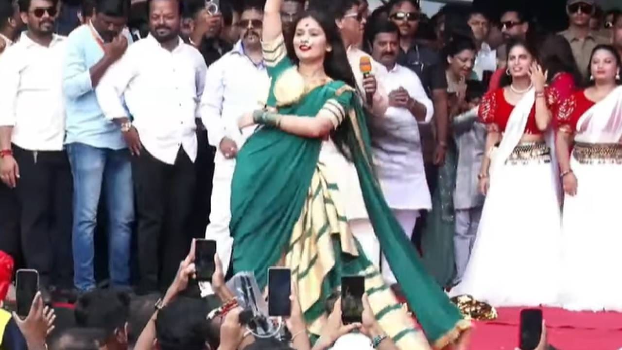 गौतमीने स्टेजवर येताच उपस्थित तरुणाईने जल्लोष केला. तिच्या डान्सला सुरुवात होताच प्रेक्षकांनीही ताल धरला. ‘हवाहवाई’, ‘यम्मा यम्मा’, ‘मैं निकला गड्डी लेके’, ‘चांदी की डालपर सोने का मोर ’यांसारख्या लोकप्रिय गाण्यांवर गौतमीने दमदार नृत्य सादर केलं.