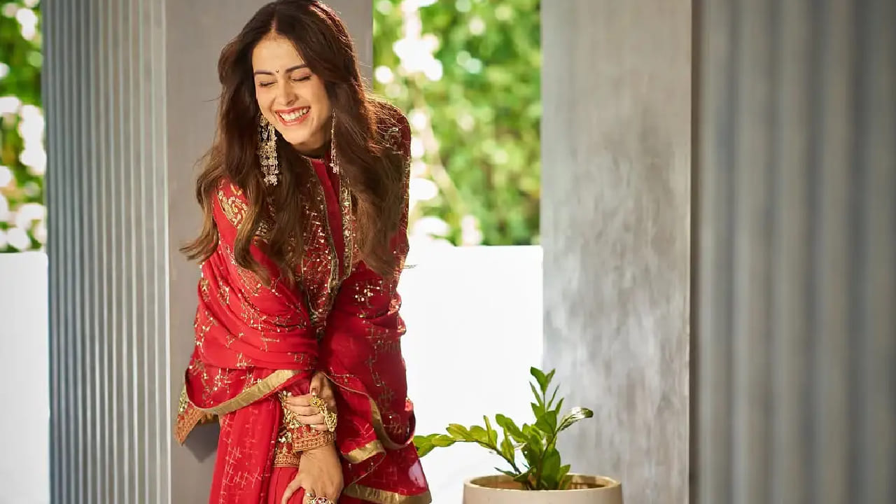 अभिनेत्री जेनेलिया देशमुख आपल्या अभिनयासोबतच साध्या आणि सोज्वळ सौंदर्यामुळेही चाहत्यांच्या मनावर राज्य करते. सोशल मीडियावर ती नेहमीच आपल्या खास अंदाजातील फोटो आणि व्हिडीओ शेअर करत चाहत्यांचे लक्ष वेधून घेत असते.