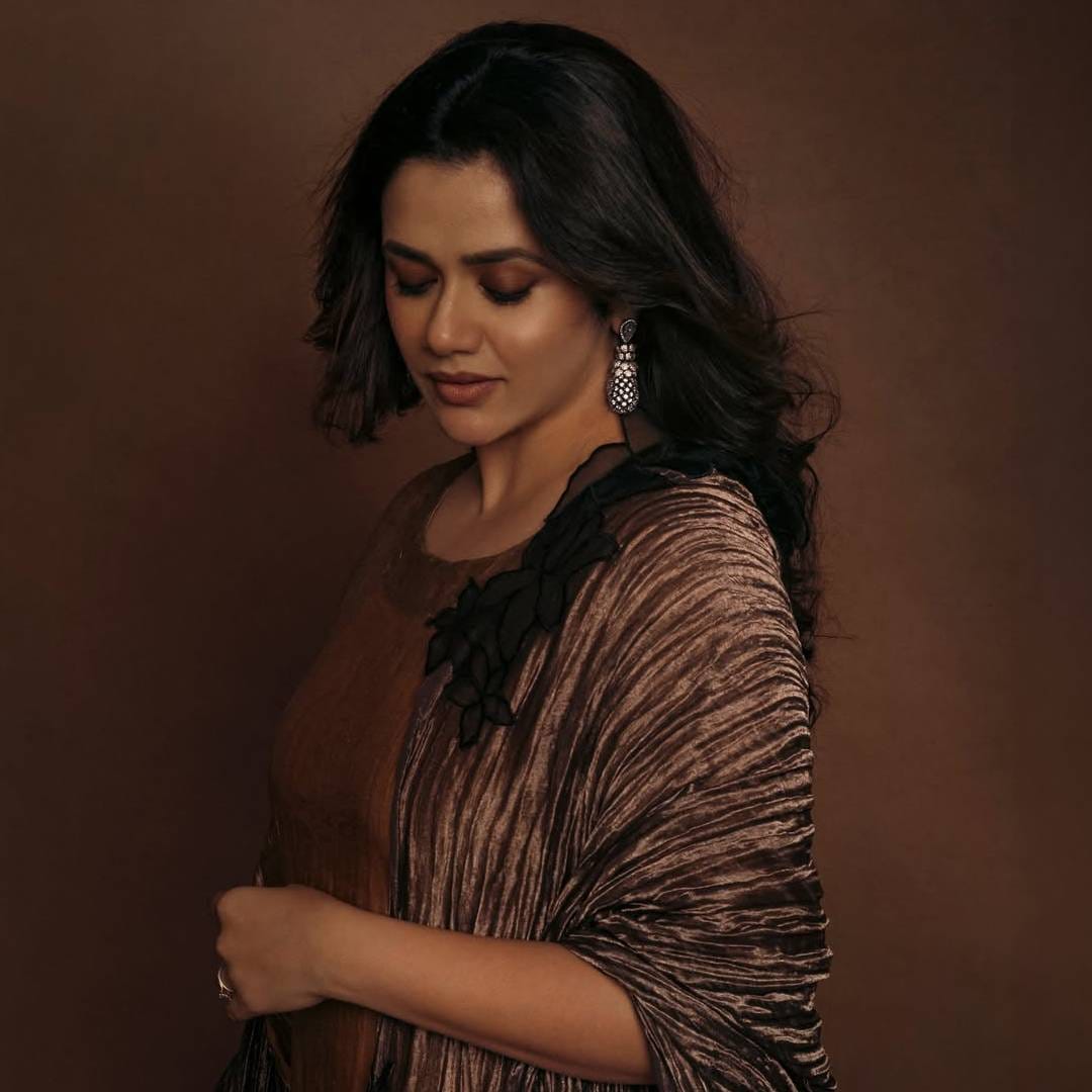 गिरिजाने या फोटोसोबत ‘Fifty shades of brown’ (फिफ्टी शेड्स ऑफ ब्राऊन) असं कॅप्शन दिलं आहे. तिचा हा लूक अतिशय आकर्षक दिसत आहे. ब्राऊन टोनमधील आउटफिट, त्याला साजेसं स्टायलिंग आणि मिनिमल पण उठावदार मेकअप यामुळे तिच्या लूकला एक खास क्लासी टच मिळाला आहे. 
