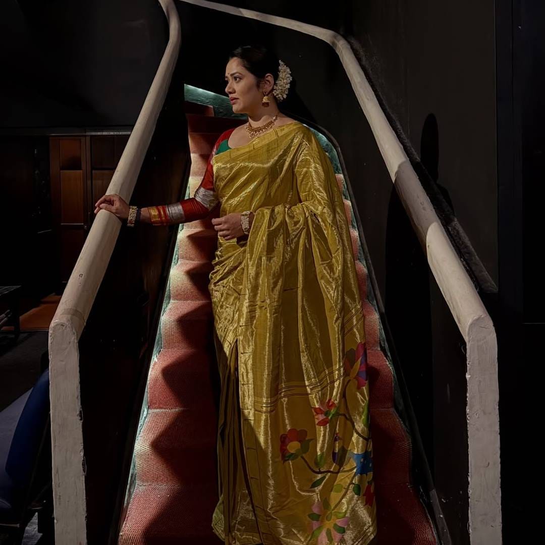 तिच्या या लूकवर चाहते आणि सेलिब्रिटींकडून कौतुकाचा वर्षाव होत आहे. गिरीजाने या फोटोशूटसाठी हिरवट-पिवळ्या रंगाची आकर्षक पैठणी निवडली आहे. साडीचा पारंपरिक पोत आणि त्यावर असलेली नक्षी तिच्या सौंदर्यात आणखी भर घालताना दिसते. साडीला लाल रंगाचा बॉर्डर असल्यामुळे संपूर्ण लूकला सुंदर कॉन्ट्रास्ट मिळाला आहे. 