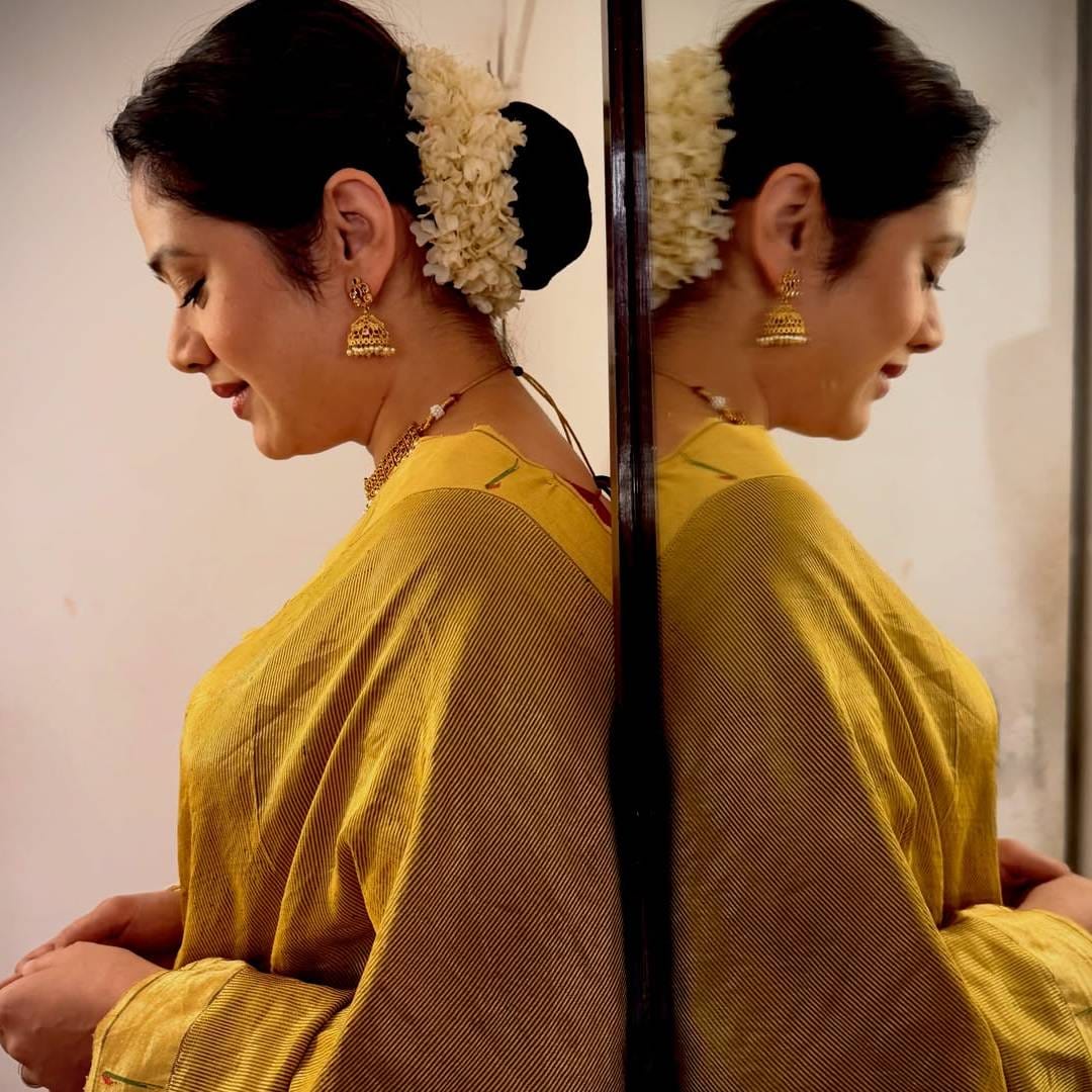 या पोस्टमध्ये गिरीजाने तिच्या साडीचा आणि दागिन्यांचा उल्लेखही केला आहे. गिरीजाच्या या फोटोंमध्ये तिचा आत्मविश्वास आणि पारंपरिक सौंदर्य दोन्ही पाहायला मिळतं.
