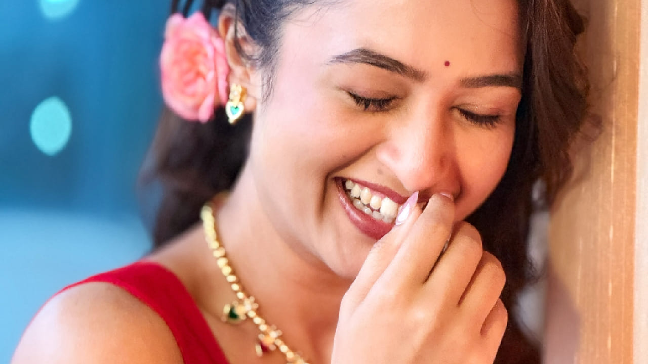 सध्या गिरीजाच्या साडीतील मोहक लूकची सोशल मीडियावर चांगलीच चर्चा रंगली आहे. या फोटोंमध्ये तिने लाल काठ असलेली सुंदर साडी नेसली आहे. पारंपरिक साडीमध्ये तिचं सौंदर्य अधिकच खुलून दिसत आहे.