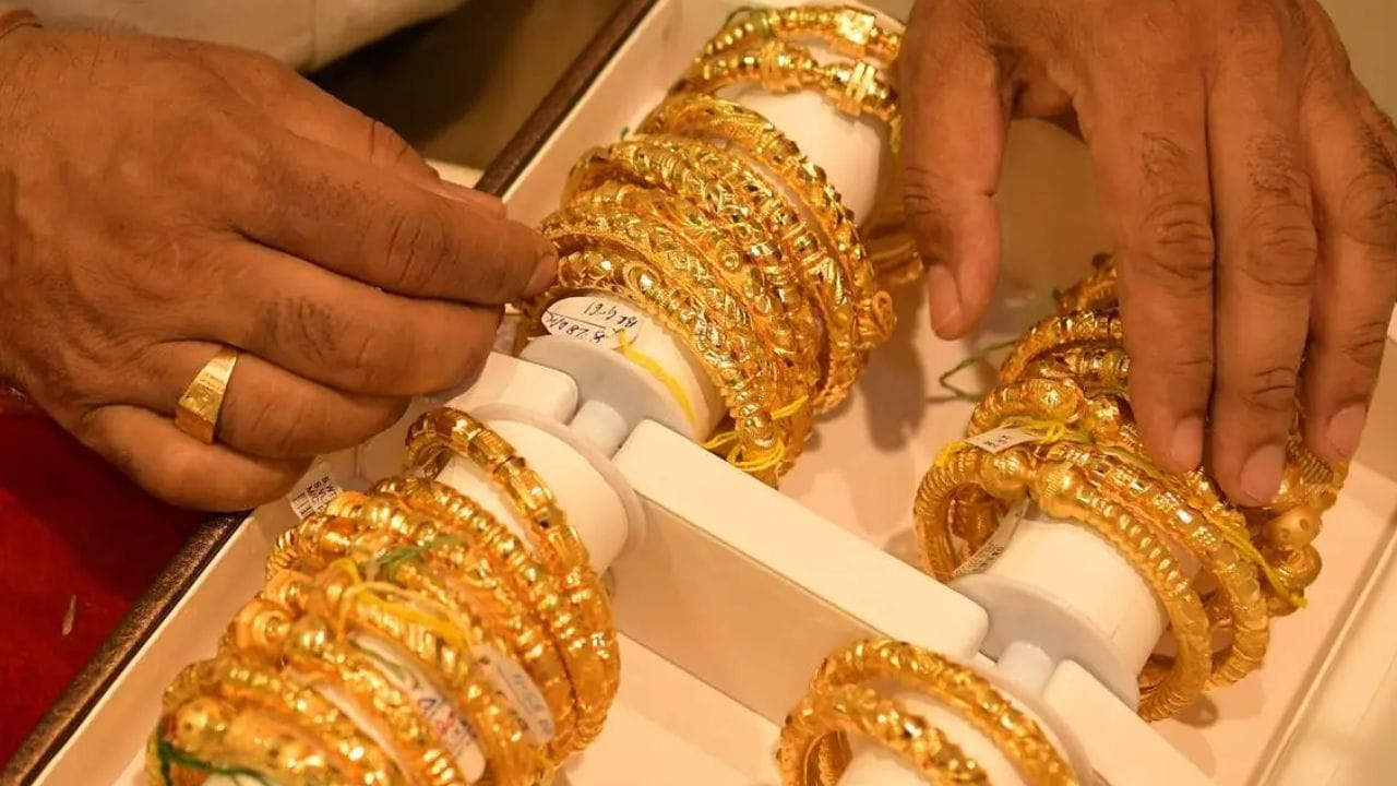 गेल्या काही दिवसांपासून सोने आणि चांदीचे दर झपाट्याने घसरताना दिसत आहेत. 9 सप्टेंबर रोजीही सोन्याच्या भावात मोठी घसरण झाली. MCX वर सोन्याचा दर 166 रुपयांनी घसरून प्रति 10 ग्रॅम 1,52,413 रुपयांवर आला आहे.