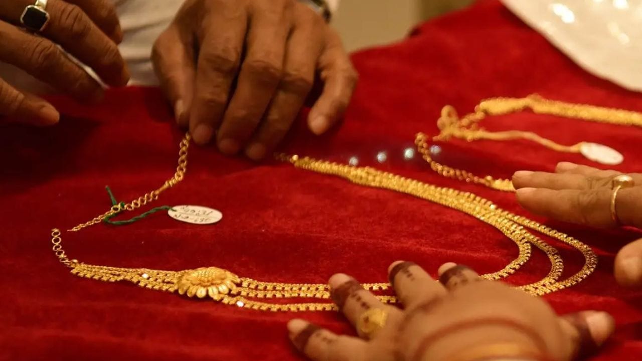 पुन्हा सोन्याच्या भावात घसरण झाली. कच्च्या तेलाच्या दरातील मोठी वाढ झाली. अमेरिकेतील व्याजदरांबाबतचे अंदाज याकडे गुंतवणूकदारांचे बारकाईने लक्ष आहे.