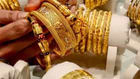 Gold Silver Rate Today : सोने धाड धाड कोसळले, उच्चांकापेक्षा तब्बल 50 हजारांपेक्षाही स्वस्त, ही सोने खरेदीसाठी..