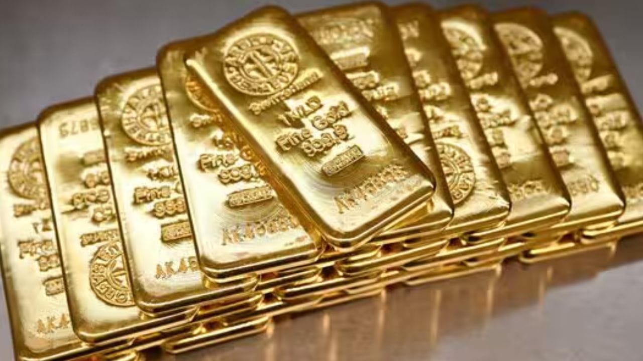 24 कॅरेट सोन्याच्या दरात सुमारे 220 रुपयांची तर 22 कॅरेट सोन्याच्या दरात सुमारे 200 रुपयांची घसरण झाली होती. जर तुम्ही सण-उत्सवाच्या निमित्ताने आज सोने किंवा चांदी खरेदी करण्याचा विचार करत असाल, तर सध्याचे दर जाणून घेणे महत्त्वाचे आहे.