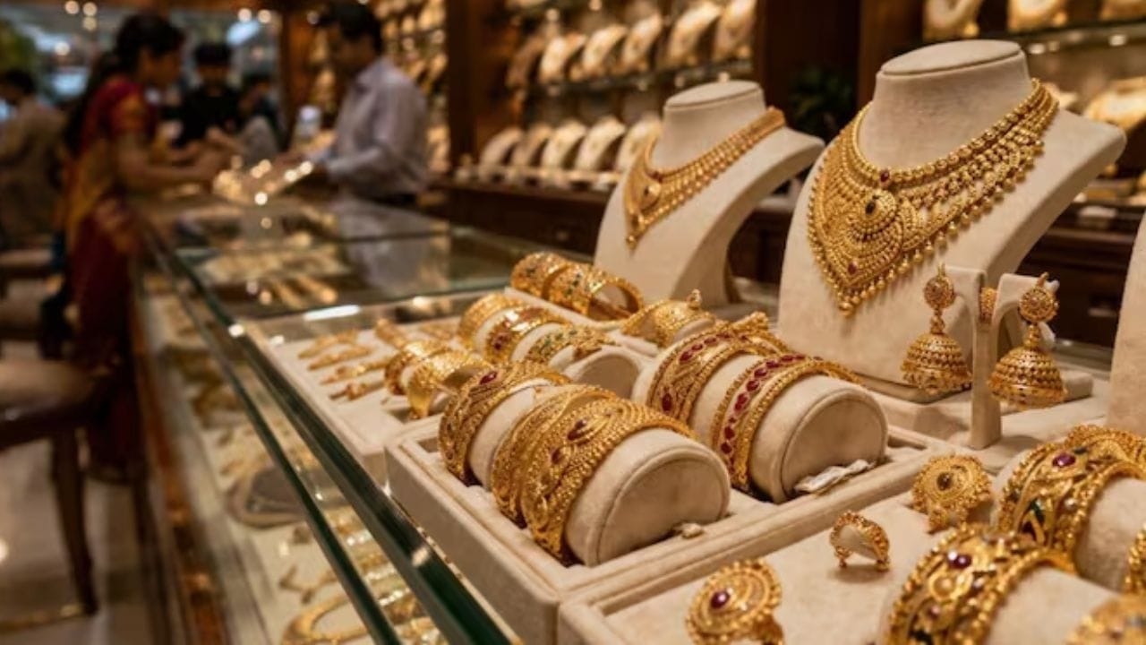 इराण आणि अमेरिका युद्धाचा परिणाम दिसत आहे. इराण आणि अमेरिका युद्धात जागतिक बाजारात कच्च्या तेलाच्या किंमती वाढताना दिसल्या. मात्र, सोन्याचे दर धाड धाड कोसळताना दिसले.