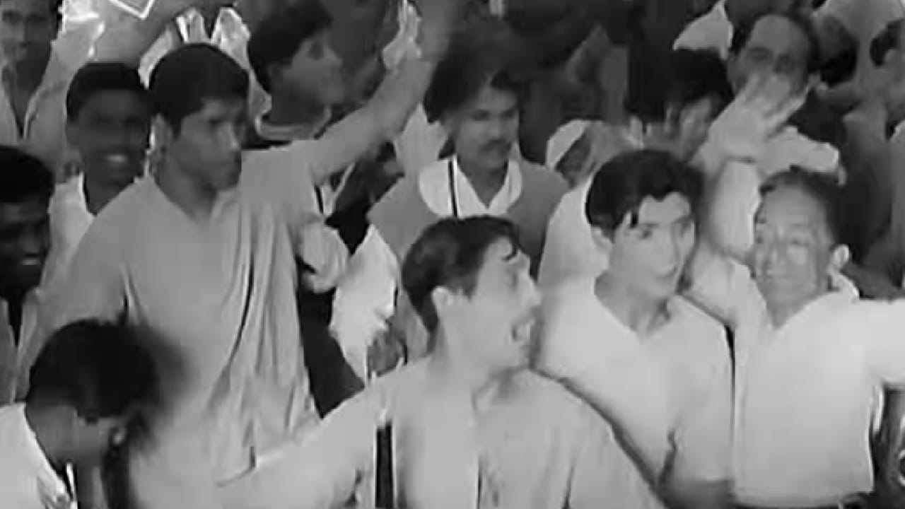 शम्मी कपूर यांच्या लोकप्रियतेमुळे गाण्याच्या शूटिंगची बातमी परिसरात वाऱ्यासारखी पसरली आणि त्यांना पाहण्यासाठी मोठ्या संख्येने लोक रस्त्यावर जमा झाले. पाहता पाहता गर्दी इतकी वाढली की वाहनांची ये-जा पूर्णपणे ठप्प झाली आणि तब्बल सहा तास मुंबईच्या रस्त्यांवर वाहतूक कोंडी झाली.