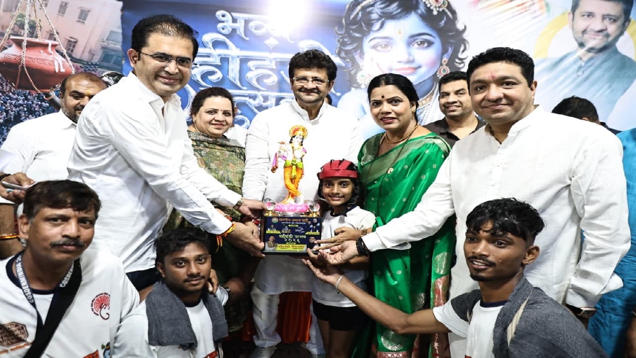 शनिवारी मुंबईत दहीहंडी उत्सव अत्यंत उत्साहाने आणि जोशात साजरा करण्यात आला. 'गोविंदा' पथकांचा उत्साह वाढवण्यासाठी मुंबईच्या महापौर रितू तावडे यांनी शहर आणि उपनगरांमधील विविध दहीहंडी उत्सवांना भेटी दिल्या.