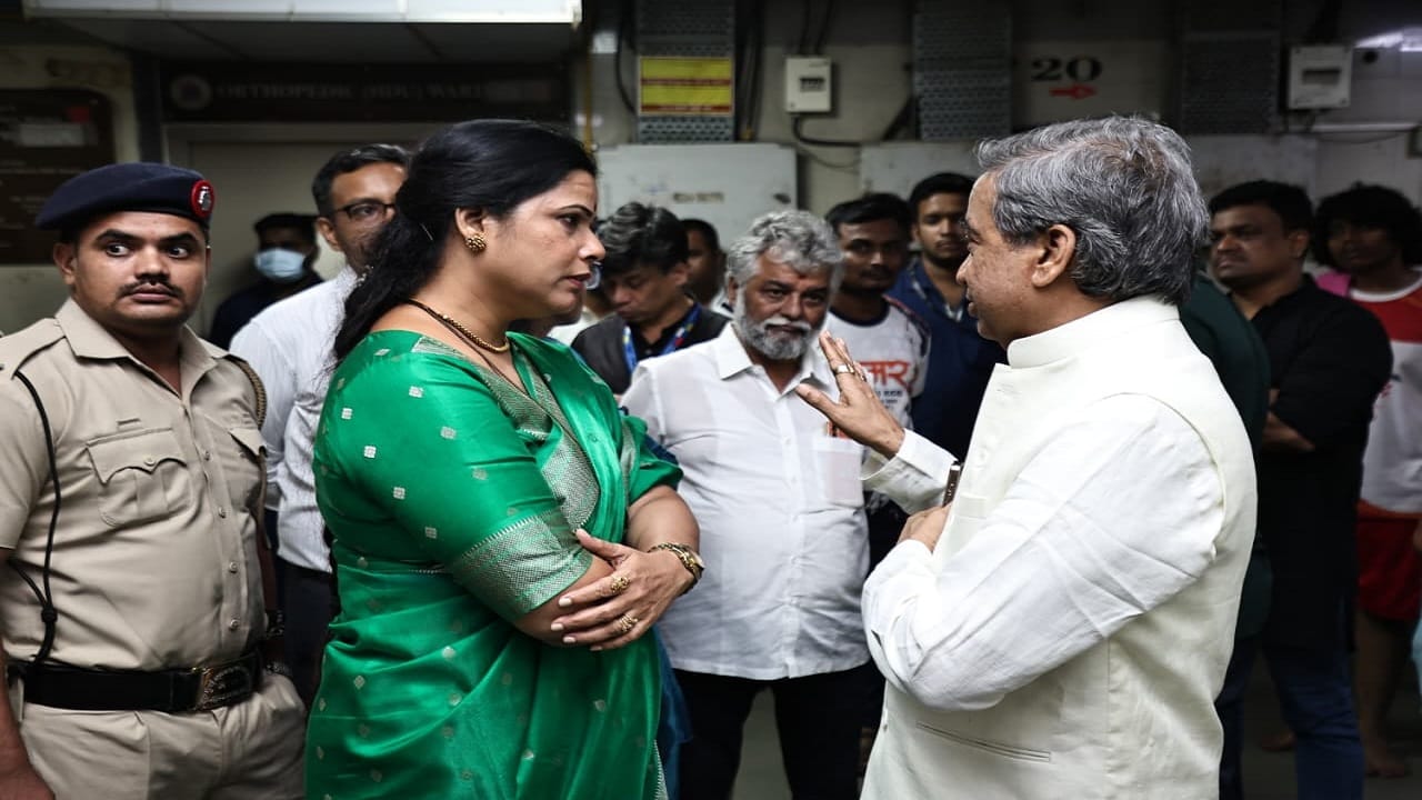 रितू तावडे यांनी केईएम रुग्णालयात जाऊन जखमी गोविंदांची विचारपूस केली. तर सर्व जखमी गोविंदाना दर्जेदार उपचार मिळाले पाहिजे.. असे प्रशासनाला निर्देश दिले आहेत. बीएमसीने दिलेल्या माहितीनुसार, 28 गोविंदांना उपचारानंतर घरी सोडण्यात आलं आहे. तर अद्यापही 4 गोविंदांवर उपचार सुरु आहे.