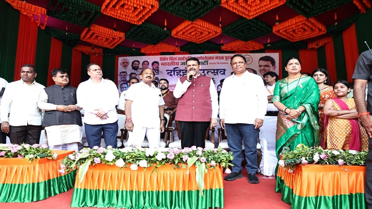 सांगायचं झालं तर, शनिवारी मुंबई मोठ्या आनंदाने आणि उत्साहाने दहीहंडीचा आनंद लुटण्यात आला. अनेक सेलिब्रिटींनी येत गोविंदांता उत्साह वाढवला. तर अनेक नृत्यांगनांच्या सादरीकरणाने सर्वच चकित झाले.