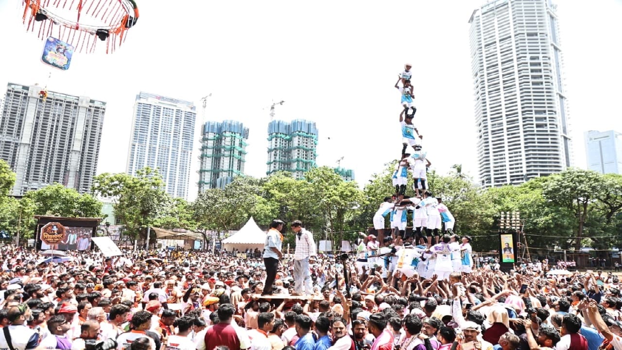 दिवसभर शहराच्या विविध भागांत आयोजित 'दही-हंडी' उत्सवादरम्यान जखमी झालेल्या 'गोविंदां'ची विचारपूस करण्यासाठी महापौरांनी रात्री उशिरा परळ येथील केईएम (KEM) रुग्णालयाला भेट दिली.