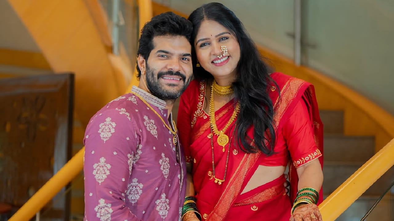 या फोटोशूटमध्ये अक्षया देवधर अतिशय सुंदर मराठमोळ्या अंदाजात दिसत आहे. तिने लाल रंगाची आकर्षक पारंपरिक साडी नेसली असून त्यावर सोन्याचे दागिने, नथ आणि हिरवा चुडा असा पारंपरिक साज केला आहे. 