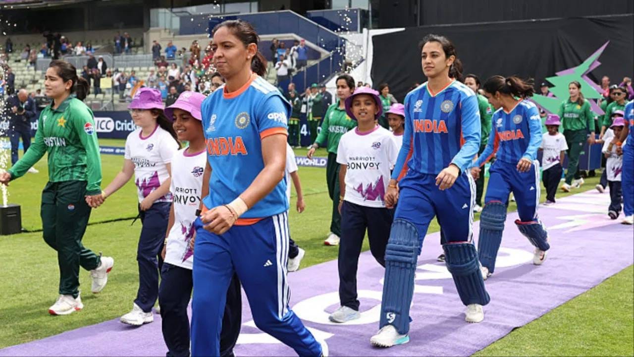 पाकिस्तानविरुद्ध नाणेफेकीचा कौल होता. हरमनप्रीत कौर टी20 आंतरराष्ट्रीय क्रिकेटमध्ये 150 सामन्यात कर्णधारपद भूषवणारी जगातील पहिली खेळाडू ठरेल. आजपर्यंत इतक्या सामन्यात पुरूष असो की महिला यांनी कर्णधारपद भूषवलेलं नाही.  (Photo: Getty)