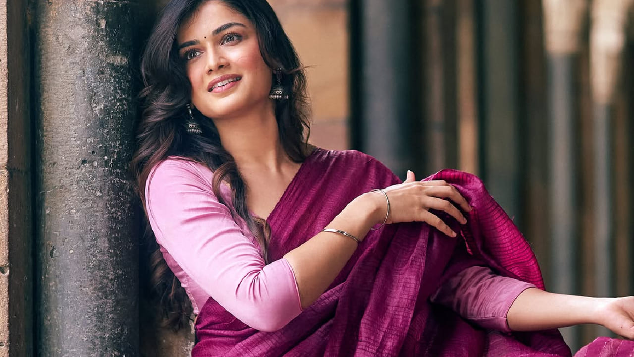 दरम्यान, हेमलने सोशल मीडियावर शेअर केलेल्या नव्या फोटोशूटची सध्या चांगलीच चर्चा रंगली आहे. या फोटोशूटमध्ये हेमलचा पारंपरिक साडीतील देखणा आणि मनमोहक अंदाज पाहायला मिळत आहे.
