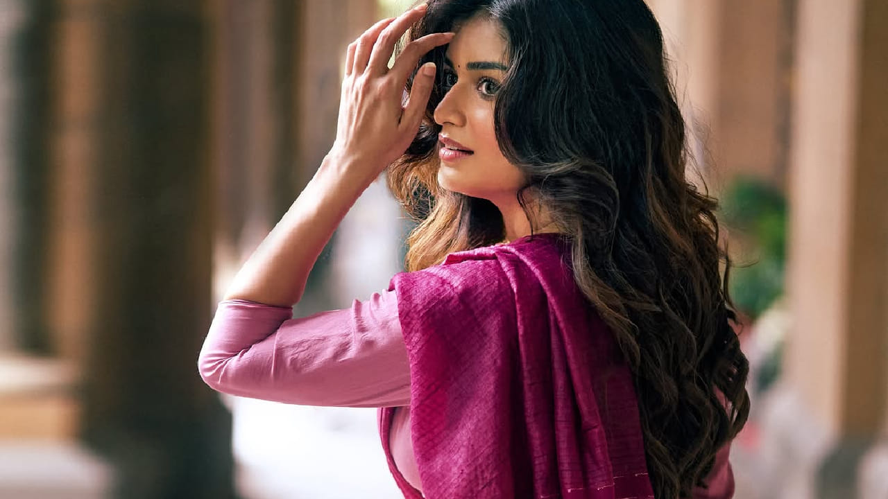 या फोटोंसोबत हेमलने “सुवर्णकाळाची पुनरावृत्ती…” असं खास कॅप्शन दिलं आहे. हेमलचे हे फोटो सोशल मीडियावर समोर येताच चाहत्यांनी कमेंट्सचा वर्षाव केला आहे.