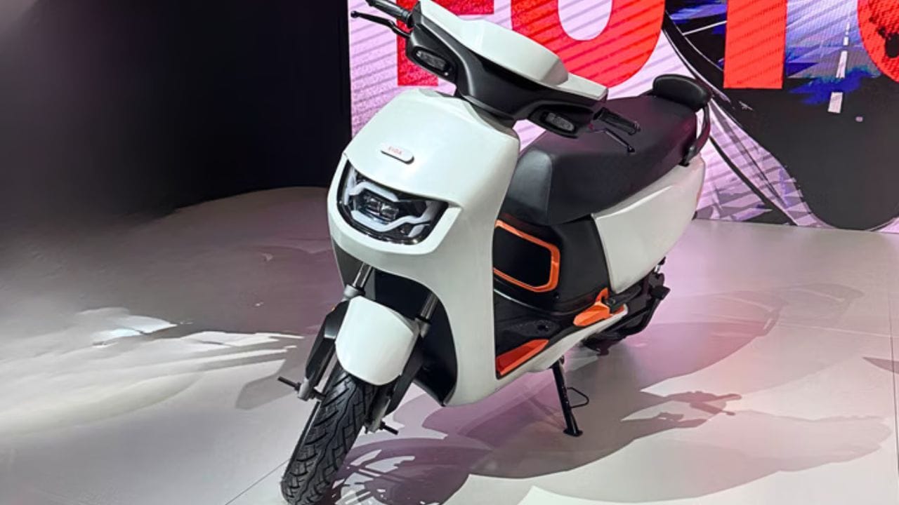 चौथा क्रमांकावर Hero MotoCorp आहे. हिरो मोटोकॉर्पचे 18978 यूनिट्स विक्री झाले आहेत.गेल्या वर्षी  13769 यूनिट्स विकले होते. याचा अर्थ साल दर साल हिशेबाने 38 वाढ नोंदली गेली आहे. 
