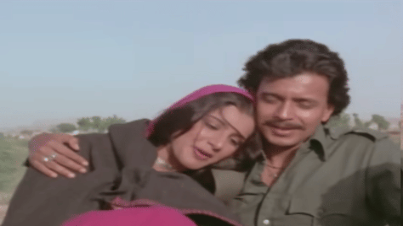 खुसरोंच्या रचनेपासून प्रेरणा घेत गुलजार यांनी प्रेम आणि विरहाची भावना व्यक्त करणारं संपूर्ण गीत लिहिलं.