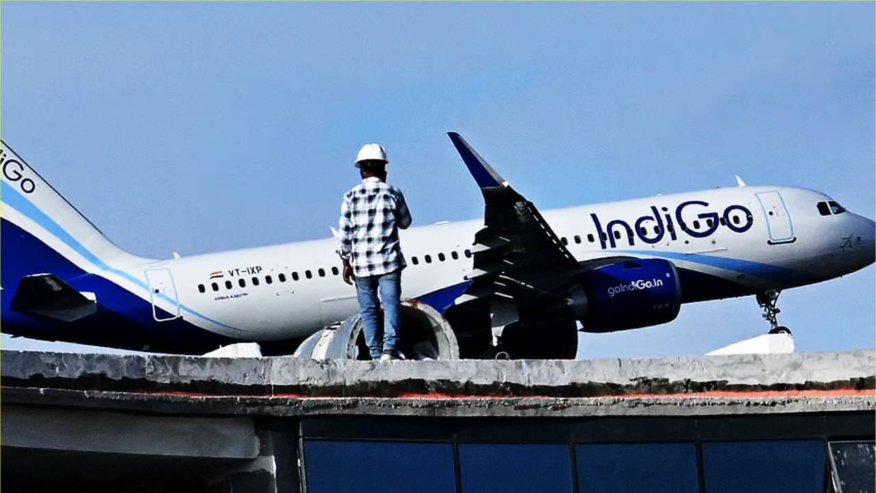 विमान बे क्रमांक 6 वर उभे करताना व्हिज्युअल डॉकिंग गाईडन्स सिस्टिमच्या खांबाला हे विमान धडकले. यात विमानाचा पुढील भागाचे किंचित नुकसान झाल्याचे समजते. या घटनेने विमानतळावर काही काळ गडबड उडाली होती.