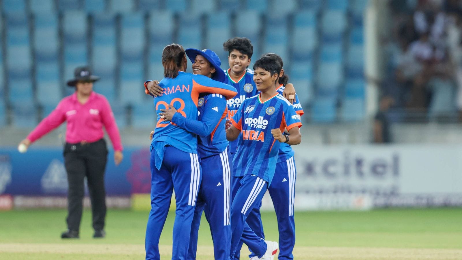 महिला आशिया कपमध्ये भारताला श्रीलंकेविरुद्ध खेळण्यास कोणताही आक्षेप नव्हता, परंतु बक्षीस वितरण समारंभात मोहसिन नकवी यांच्या हस्ते ट्रॉफी स्वीकारण्यावरून संपूर्ण वाद निर्माण झाला.