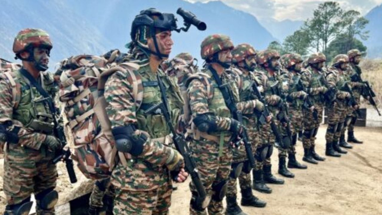 आत्मनिर्भर भारत उपक्रमाला मोठा दुजोरा देत, एकूण मंजूर खरेदी प्रस्तावांपैकी सुमारे 98 टक्के खरेदी भारतीय उद्योगांकडूनच केली जाणार आहे.