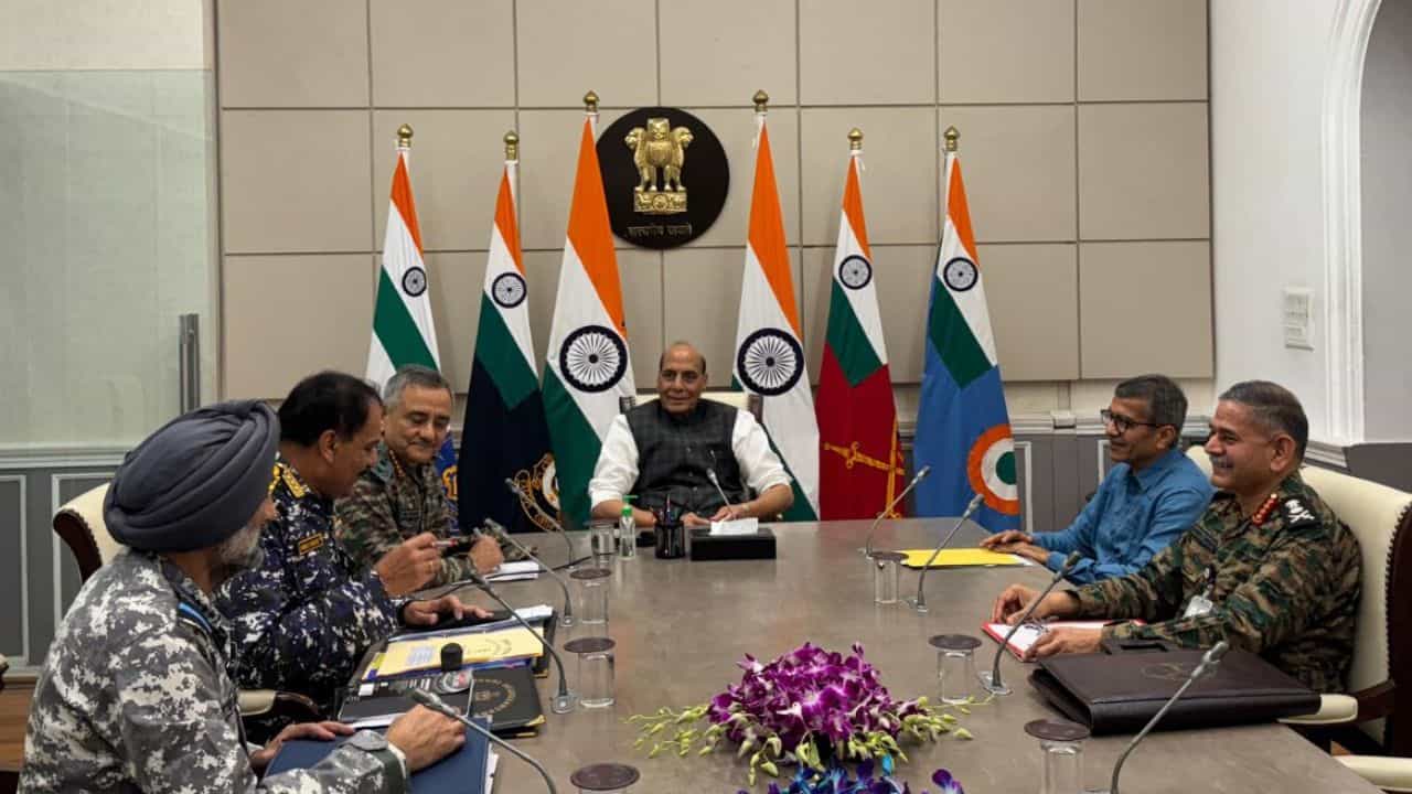 संरक्षण मंत्री राजनाथ सिंह यांच्या अध्यक्षतेखाली 7 सप्टेंबर रोजी पार पडलेल्या संरक्षण खरेदी परिषदेच्या बैठकीत तिन्ही सैन्यदलांसाठी सुमारे 1.10 लाख कोटी रुपयांच्या भांडवली खरेदी प्रस्तावांना मंजुरी देण्यात आली.