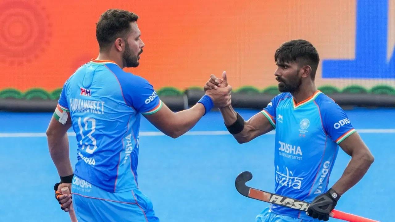 टीम इंडियाच्या जर्सीचा रंग भगवा झाल्यानंतर हॉकी इंडियाचे अध्यक्ष दिलीप टिर्की यांनी दावा केला होता की, त्यांच्या परवानगीशिवाय असं केलं होतं. याबाबत काहीच माहिती नसल्याचं त्यांनी सांगितलं होतं. (Photo: PTI)