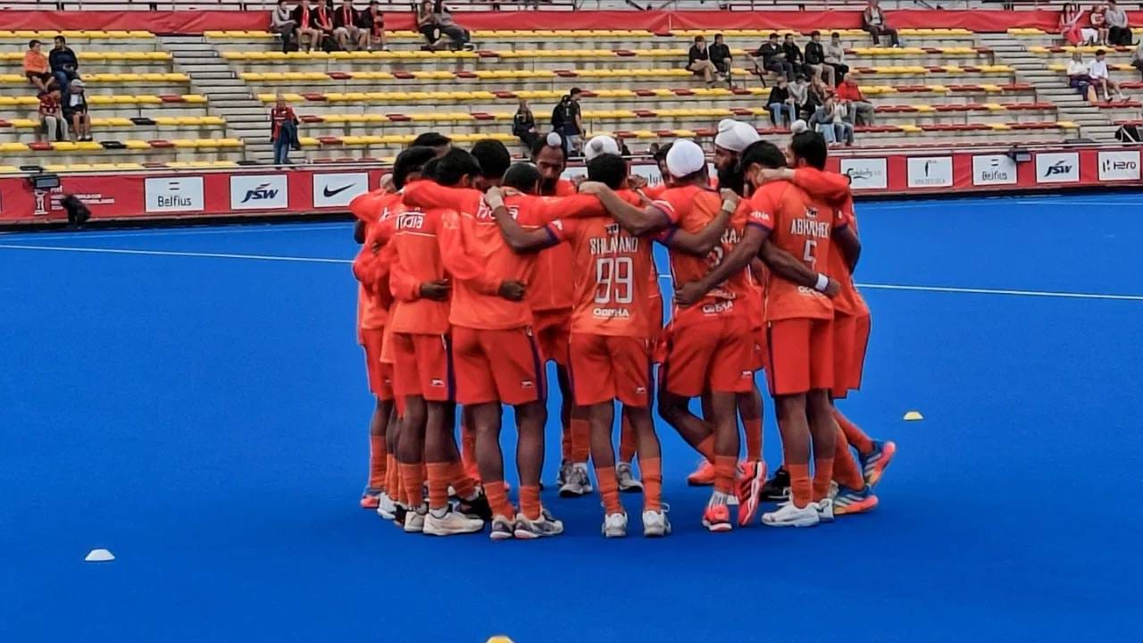 नेदरलँड आणि बेल्जियममध्ये पार पडलेल्या हॉकी वर्ल्डकप स्पर्धेत टीम इंडियाच्या जर्सीचा रंग बदलला होता. निळ्या रंगाऐवजी भगव्या रंगाची जर्सी परिधान केली होती. त्यामुळे वाद झाला होता. (Photo: PTI)