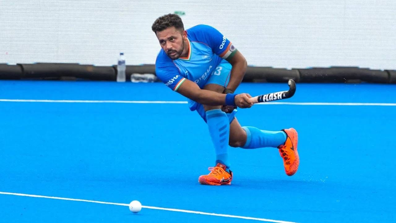 भारतीय हॉकी संघ पुन्हा एकदा निळ्या रंगाची जर्सी परिधान करून मैदानात उतरणार आहे. हॉकी इंडियाच्या मते, एशियन गेम्स स्पर्धेत भारतीय संघ निळ्या रंगाच्या जर्सीसह उतरणार आहे. (Photo: PTI)