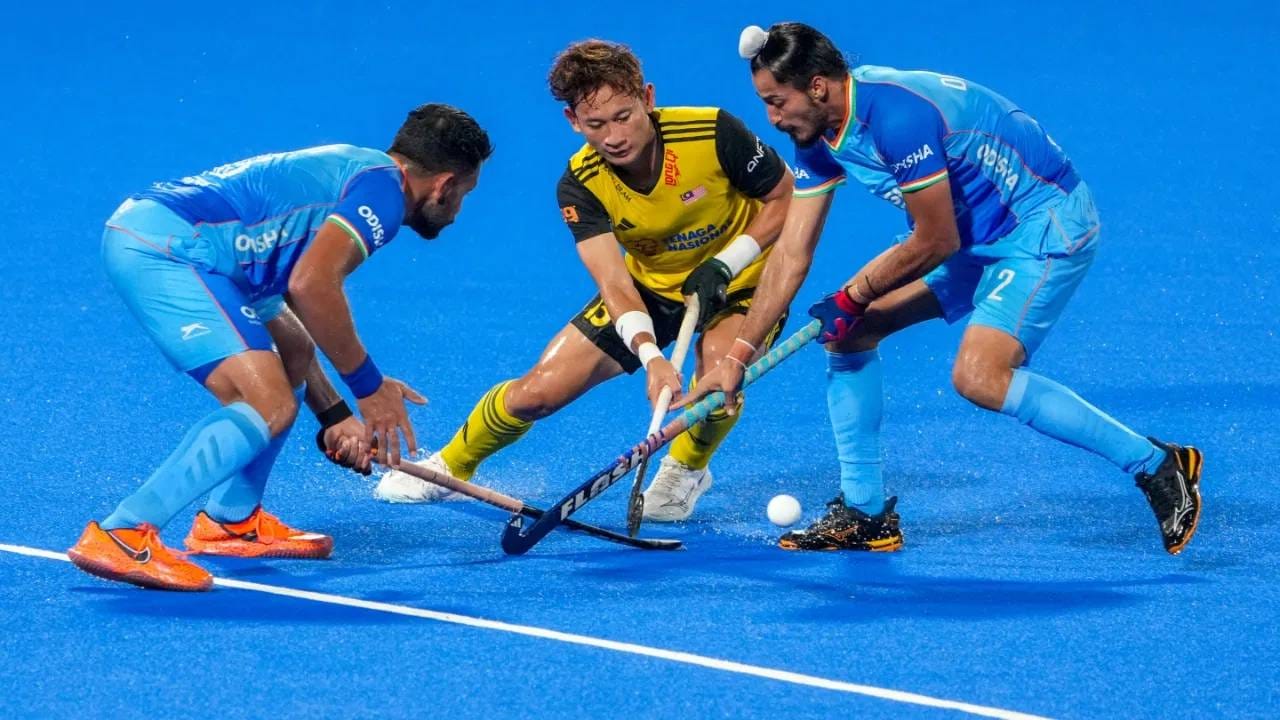 हॉकी इंडियाचे कोषाध्यक्ष शेखर मनोहरने यावर प्रतिक्रिया देत सांगितलं होतं की, भारतीय ऑलिम्पिक संघाने हॉकी इंडियाला किटबाबत पसंती विचारली होती. तेव्हा त्यांनी निळ्या रंगाला प्राथमिकता दिली. (Photo: PTI)