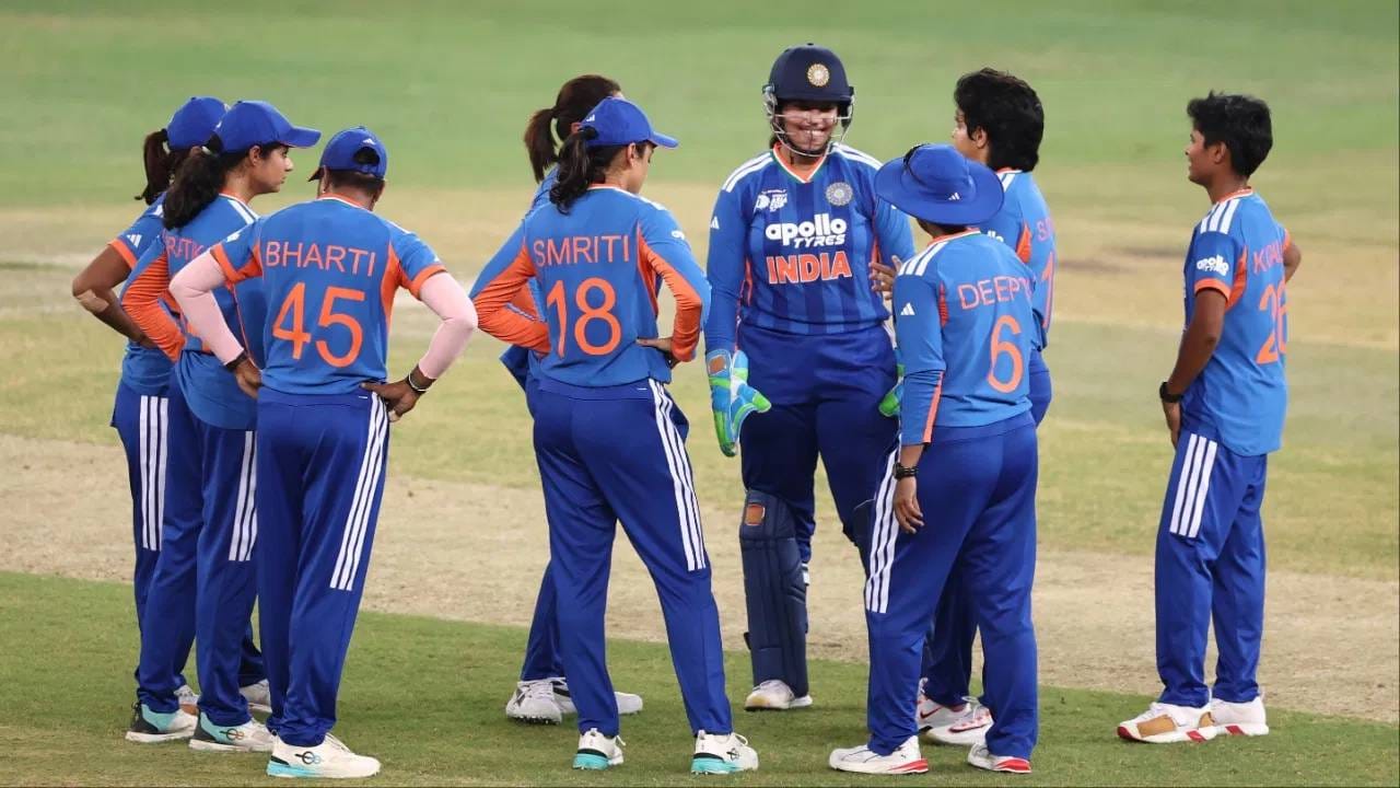 भारतीय महिला संघाने या स्पर्धेची विजेतेपदाची ट्रॉफी न घेण्याचा मोठा निर्णय घेतला. हे पाऊल मोहसीन नक्वी यांच्या विरोधामुळे उचलण्यात आले आहे. नक्वी हे आशियाई क्रिकेट परिषदेचे प्रमुख असण्यासोबतच पाकिस्तान क्रिकेट बोर्डाचे अध्यक्ष आणि पाकिस्तान सरकारमध्ये मंत्री देखील आहेत. (Photo: PTI)
