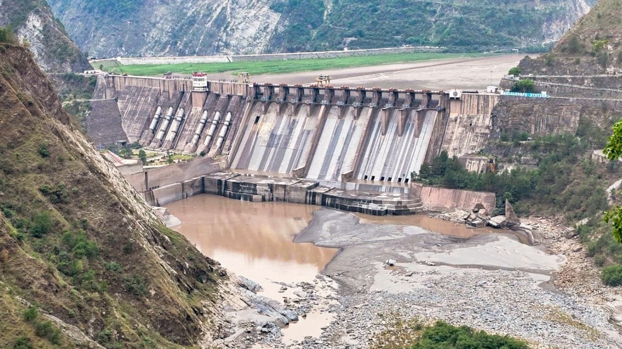 भारताने सिंधू नदीचे पाणी रोखल्याने पाकिस्तानमध्ये मोठी पाणी टंचाई निर्माण झाली. कोर्टाच्या निर्णयाला भारताने थेट केराची टोपली दाखवली आहे. भारताने कोर्ट ऑफ आर्बिट्रेशनच्या निर्णयाला बेकायदेशीर अगोदरच म्हटले.
