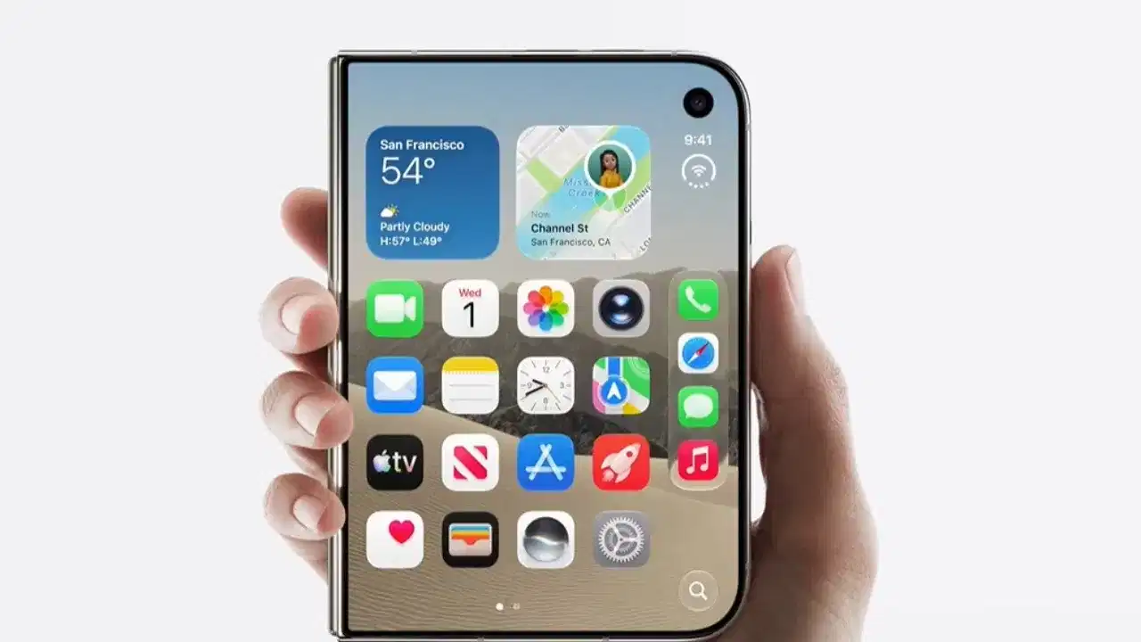 ॲपलने बुधवारी आपला पहिला फोल्डेबल स्मार्टफोन, iPhone Duo लाँच केला आहे. १ सप्टेंबरला CEO जॉन टर्नस यांनी पदभार स्वीकारल्यानंतर कंपनीचा हा पहिला लॉन्च इव्हेंट होता. मात्र, गुंतवणूकदारांनी या जाहीरातीबाबत फारसा उत्साह दाखवला नाही. न्यूयॉर्कमध्ये दुपारी २ वाजून १५ मिनिटांनी ॲपलचे शेअर सुमारे २ टक्क्यांनी घसरून ३०९.९० डॉलरवर आले. विशेष म्हणजे या घसरणीमुळे कंपनीच्या मूल्यांकनात एक दिवस आधीच्या तुलनेत १०० बिलियन डॉलर म्हणजे ९.५ लाख कोटी रुपयांपेक्षा जास्त घसरण झाली. फोल्डेबल iPhone च्या लॉन्चची मोठी अपेक्षा होती. कॅलिफोर्नियातील क्युपर्टिनो येथील ॲपलच्या मुख्यालयातील स्टीव्ह जॉब्स थिएटरमधून लाइव्ह-स्ट्रीम केलेल्या या इव्हेंटमध्ये टर्नस यांच्या नेतृत्वात पहिले मोठे प्रॉडक्ट लॉन्च झाले.