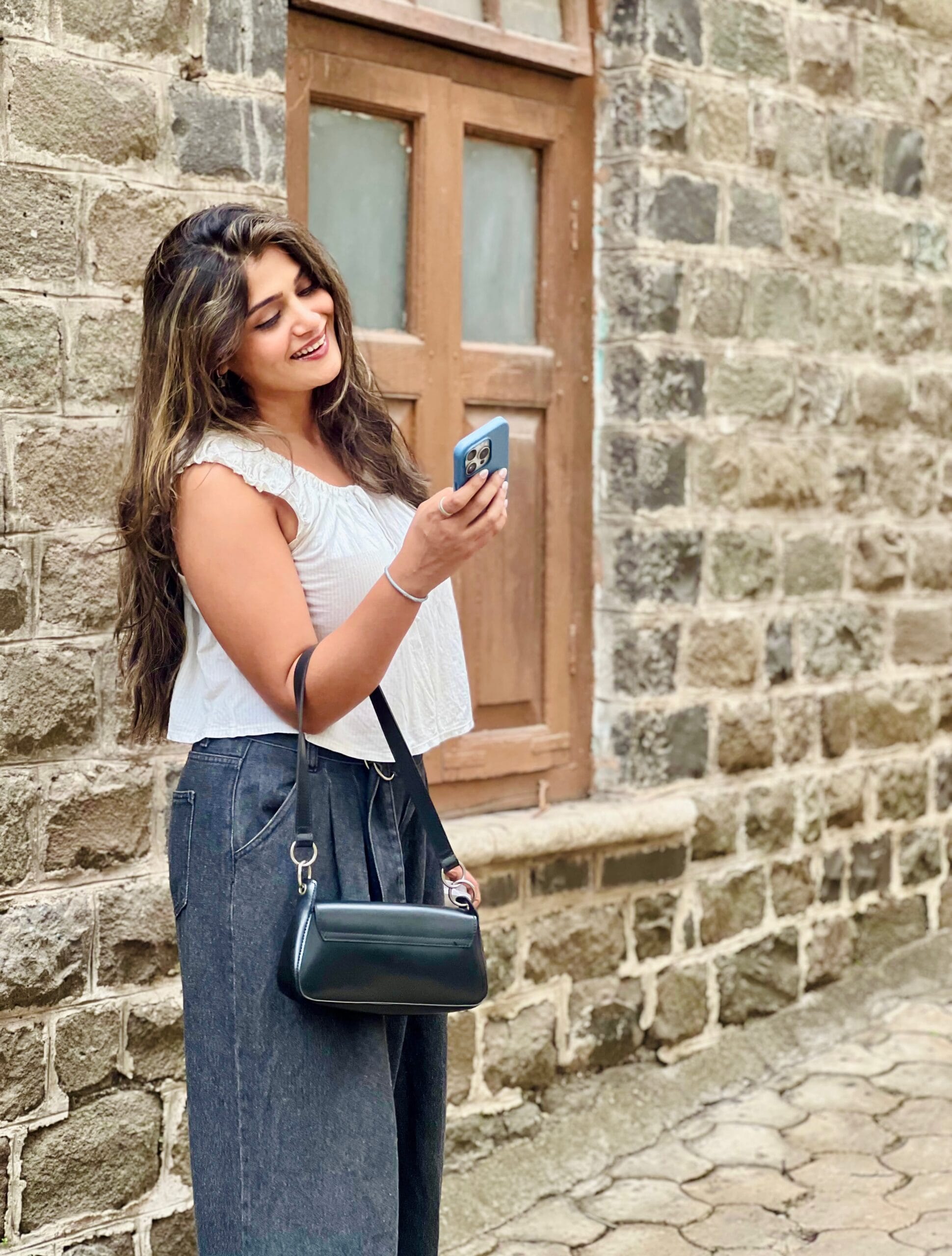 ईशाने जीन्स आणि डिझायनर क्रॉप टॉप परिधान केला आहे. मिनिमल मेक-अप, साध्या ॲक्सेसरीज आणि मोकळे केस असा तिचा लूक आहे. तिच्या या फोटोशूटवर चाहत्यांकडून लाईक्स आणि कमेंट्सचा वर्षाव होत आहे. कमेंट सेक्शनमध्ये अनेकांनी तिच्या फॅशन सेन्स आणि सौंदर्याचं कौतुक करत ब्युटी क्वीन, स्टनिंग आणि ग्लॅमरस आणि केवड्याचं पान साजरं दिसतंय, अशा कमेंट्स केल्या आहेत.