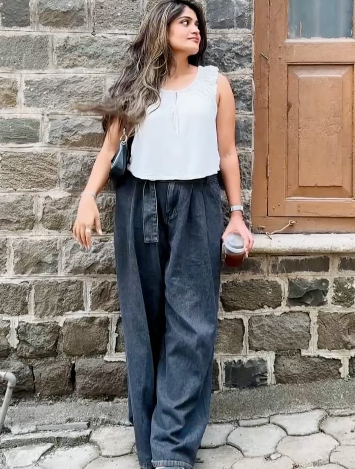 मराठी वाहिनीवरील माझ्या नवऱ्याची बायको आणि नवा गडी नवं राज्य यांसारख्या लोकप्रिय मालिकांमधून घराघरात पोहोचलेली अभिनेत्री ईशा केसकर हिचे काही नवीन वेस्टर्न लूकचे फोटो सध्या सोशल मीडियावर चर्चेत आले आहेत.