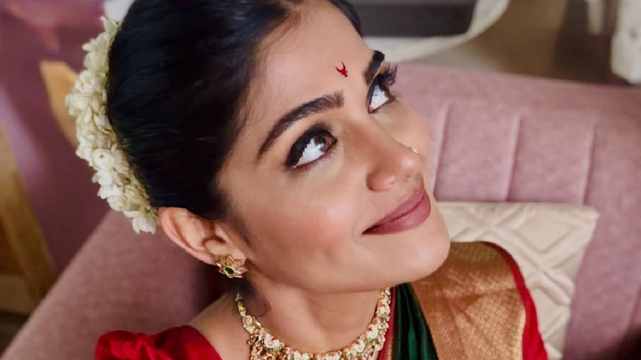 आपला लूक अधिक खुलवण्यासाठी ईशाने कानात मोत्यांचे झुमके घातले आहेत. त्यासोबत हातात नाजूक ब्रेसलेट आणि घड्याळ परिधान करत तिने आपल्या स्टाइलमध्ये आणखी भर घातली आहे.