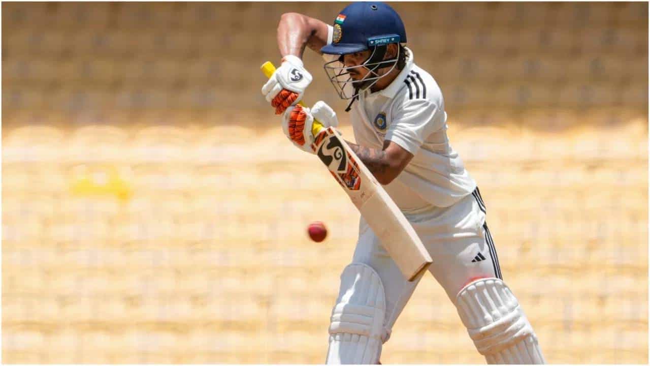 दुलीप ट्रॉफी 2026 स्पर्धेच्या अंतिम फेरीत ईस्ट झोन आणि साऊथ झोन आमनेसामने आले होते. या सामन्यात इशान किशनने 270 धावांची विक्रमी खेळी केली. असं असूनही सात खेळाडूंच्या मागे राहिला. चला जाणून घेऊयात काय झालं ते..(PC-PTI)