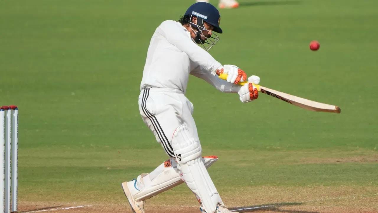 इशान किशनने आतापर्यंत तीन अंतिम सामन्यात जबरदस्त कामगिरी करून संघाला विजय मिळवून दिला आहे. सय्यद मुश्ताक अली, टी20 वर्ल्डकप कप आणि आता दुलीप ट्रॉफीत विजयी खेळी केली आहे. (Photo: PTI)