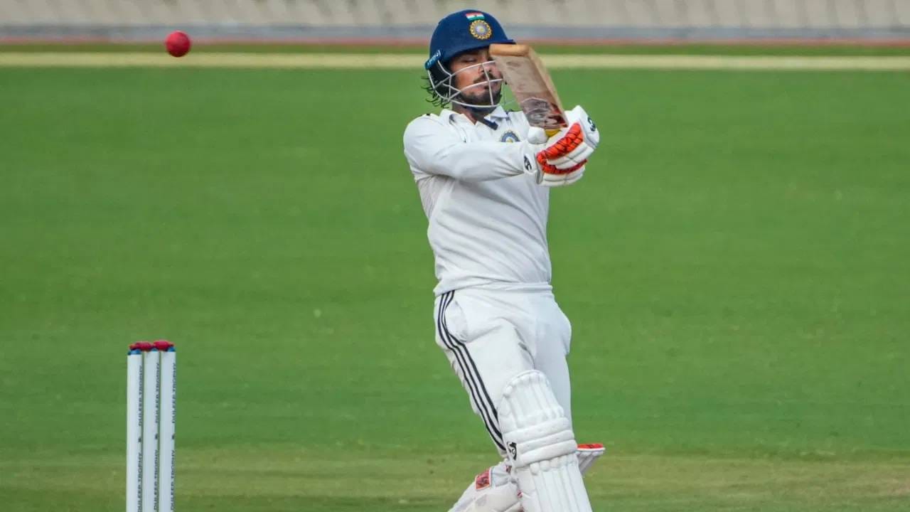 इशान किशन शतक ठोकू शकला असता, पण आक्रमक खेळी करण्याच्या नादात 80 धावांवर बाद झाला. निधीच्या गोलंदाजीवर विकेट देऊन बसला. इशानने या डावात 9 चौकार आणि 3 षटकार मारले. (Photo: PTI)