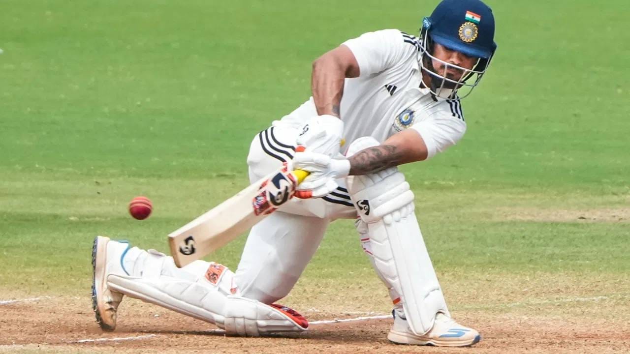 दुलीप ट्रॉफी स्पर्धेच्या अंतिम सामन्यात ईस्ट झोनचा कर्णधार इशान किशनने जबरदस्त खेळी केली. पहिल्या डावात द्विशतकी खेळी केल्यानंतर दुसऱ्या डावात 80 धावांची खेळी केली. (Photo: PTI)