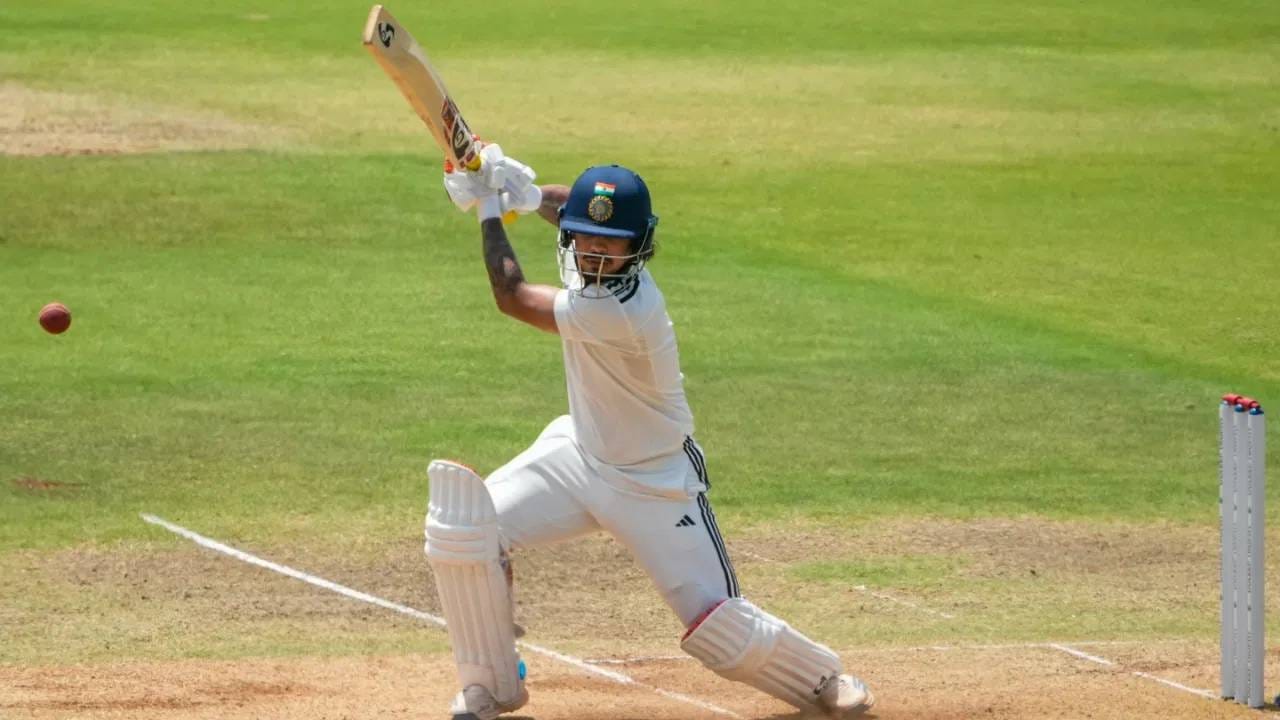 इशान किशनने माजी विकेटकीपर फलंदाज दिनेश कार्तिक याचा विक्रम मोडीत काढला आहे. त्याने 16 वर्षापूर्वी वेस्ट झोनविरुद्ध एका सामन्यात 333 धावा केल्या होत्या. आता हा विक्रम इशान किशनच्या नावावर आहे. (PC-PTI)