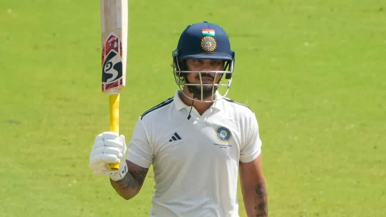 दुलीप ट्रॉफी स्पर्धेच्या अंतिम फेरीत इशान किशनने जबरदस्त कामगिरी केली. त्याने केलेलं विक्रम भारतीय क्रिकेट इतिहासात पहिल्यांदाच घडलं. डावखुरा फलंदाज इशान किशनने साऊथ झोनसाठी दोन्ही डावात 350 धावा करत विक्रम रचला. (PC-PTI)